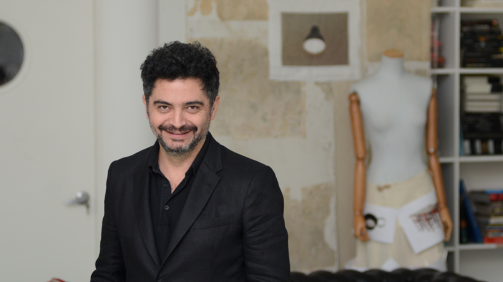 Pero la vestimenta no es solamente aquella ropa que usamos. “Lo textil” y la moda es más bien un “texto”, una relación entre trama y urdimbre que refleja nuestra historia como país, propone el profesor Pablo Núñez.